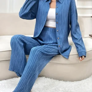 Button-down overhemd en broek met wijde pijpen