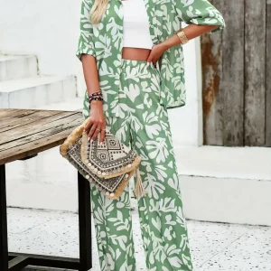 Chique tweedelige set met all-over print, shirt en broek met knoopsluiting