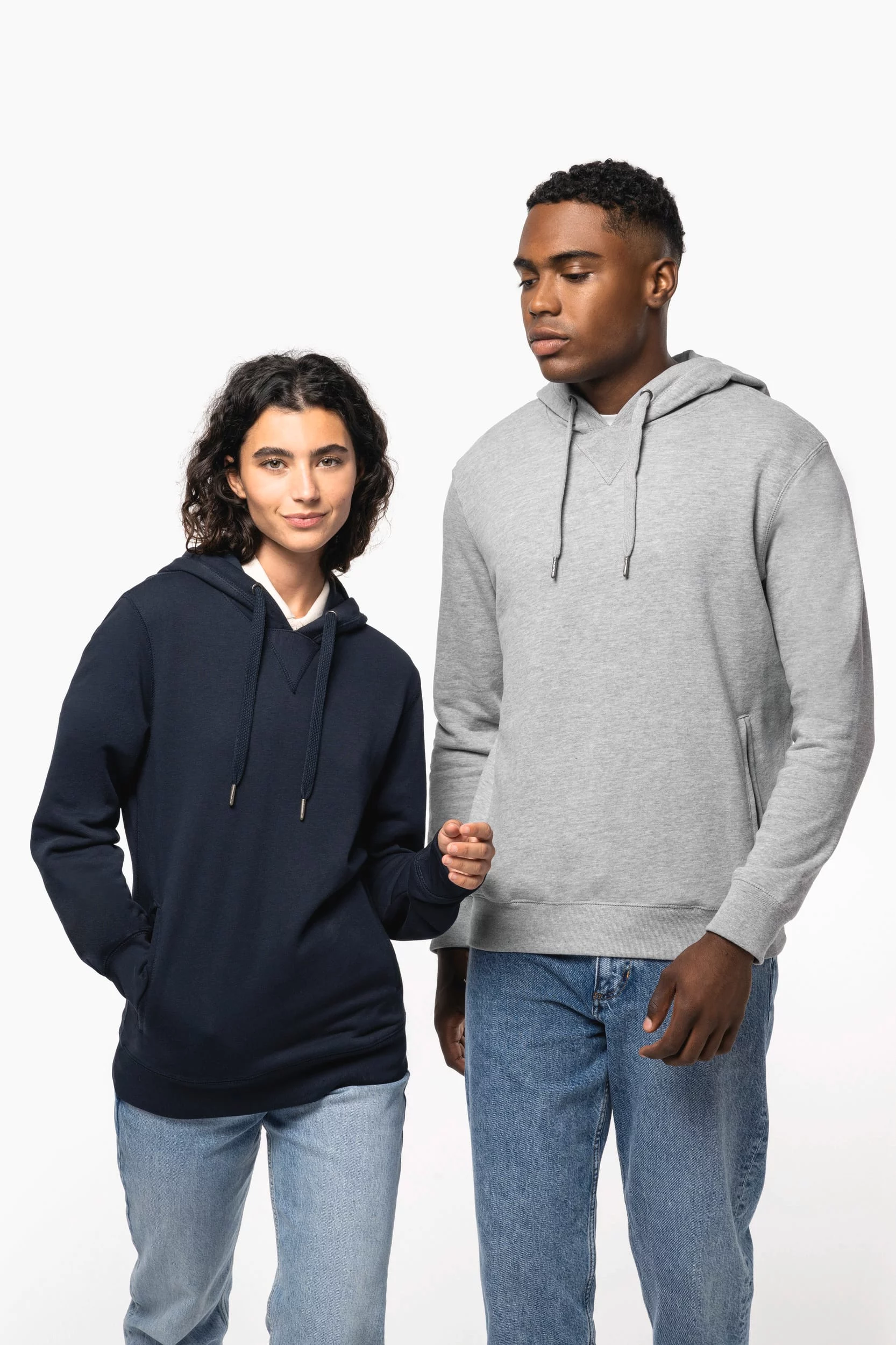 K4009 – Unisex basic biokatoen hoodie - Afbeelding 2