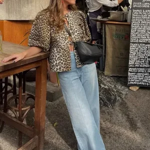 Damesblouse met lantaarnmouwen en vetersluiting, millenniumprint