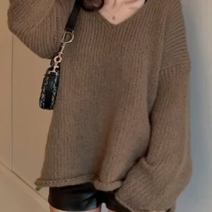 Trui met opgerolde V-hals en splitjes