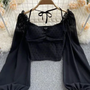 Zomerse blouse met stippenplooien en vetersluiting