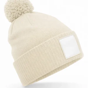 B338R – Pompon muts met vierkante witte patch