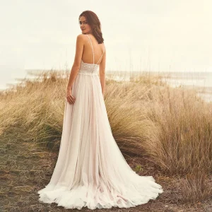 Tijdloze kanten beugel trouwjurk